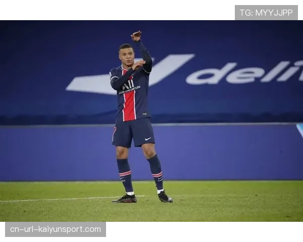 对手的敬意：姆巴佩赛后与俱乐部小将交换球衣并赠予鼓励